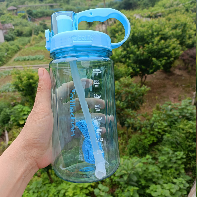 Botella de agua de plástico de - Nutrition Sports Fitness reseña y precio